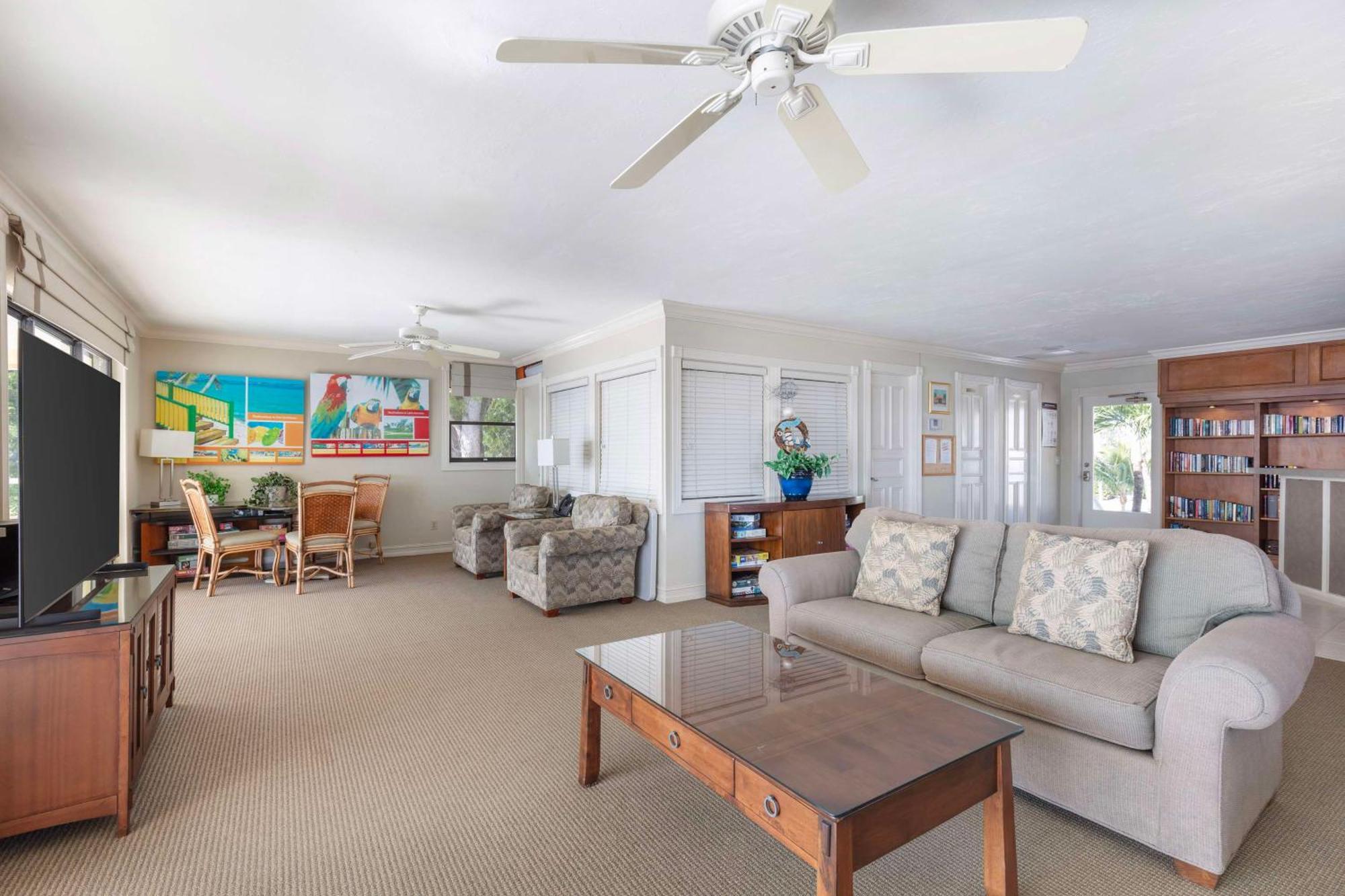 Отель Hilton Vacation Club Charter Club Naples Bay Экстерьер фото