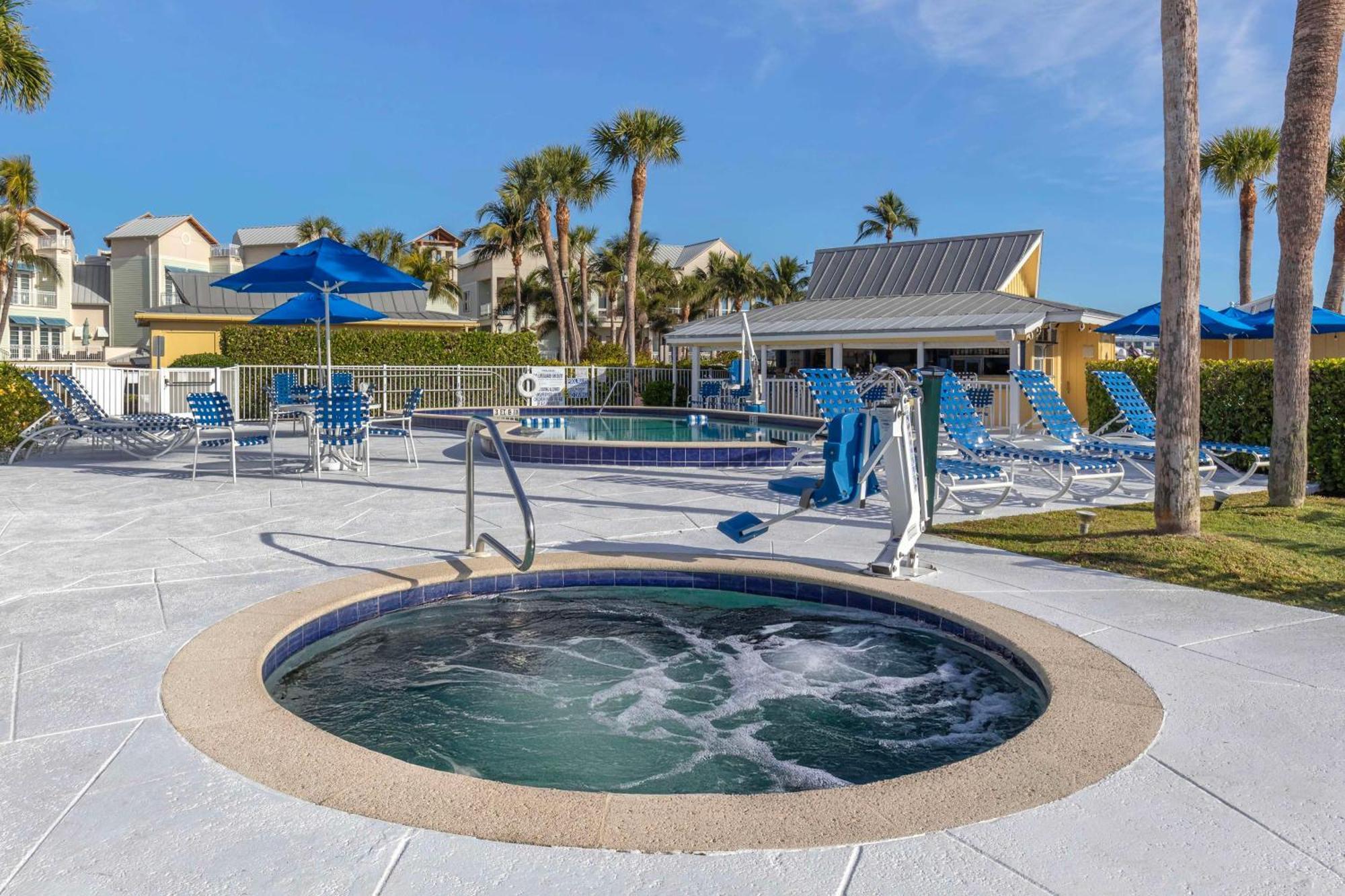 Отель Hilton Vacation Club Charter Club Naples Bay Экстерьер фото
