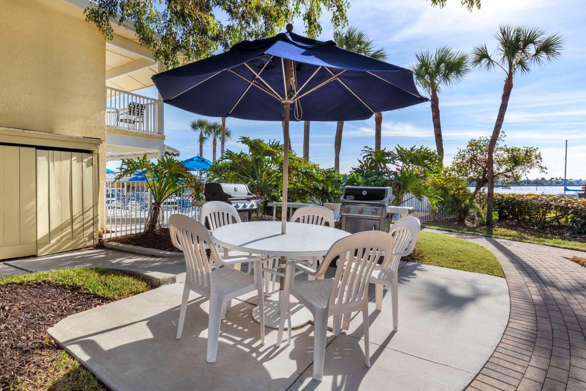 Отель Hilton Vacation Club Charter Club Naples Bay Экстерьер фото