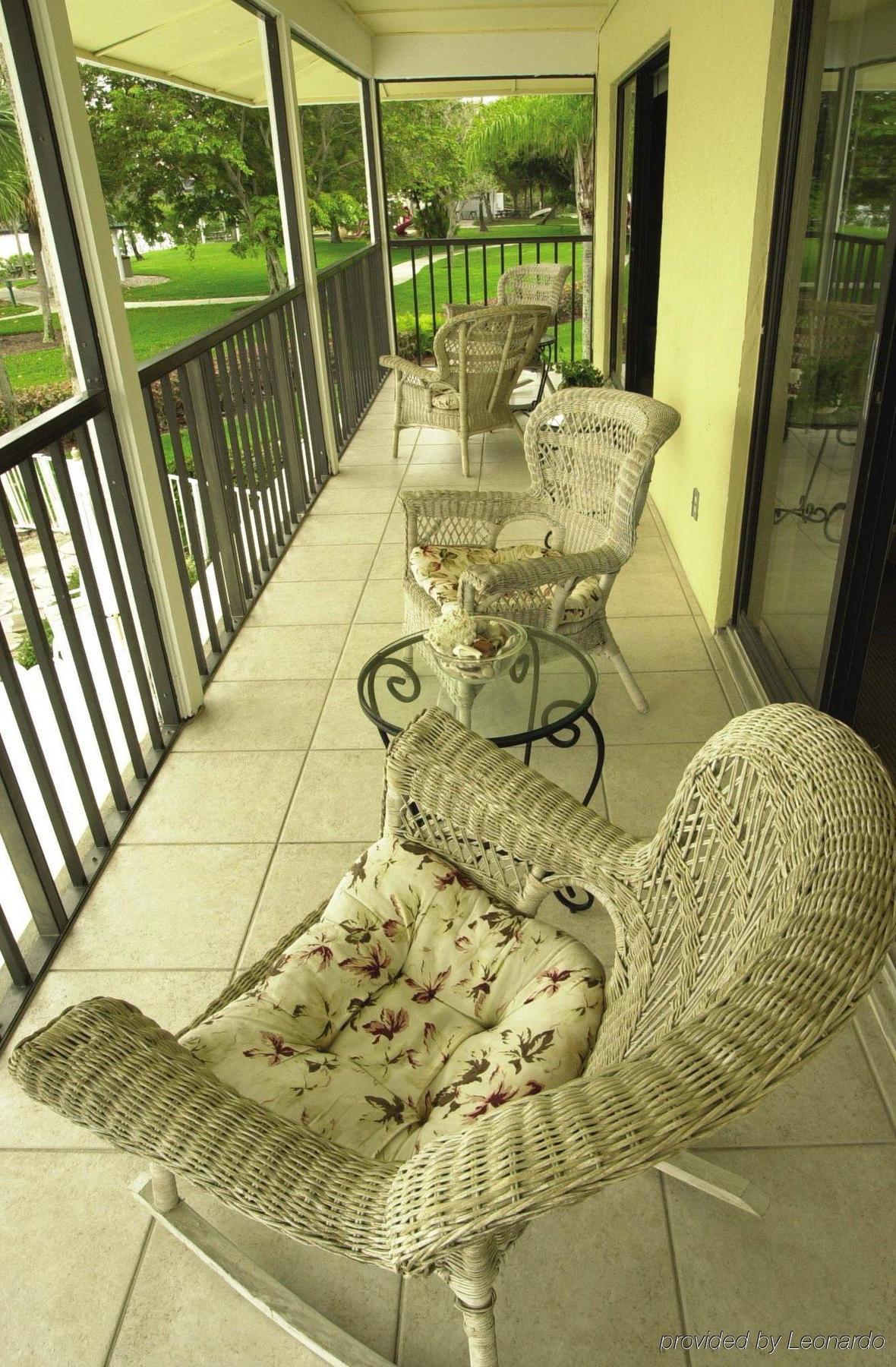 Отель Hilton Vacation Club Charter Club Naples Bay Экстерьер фото